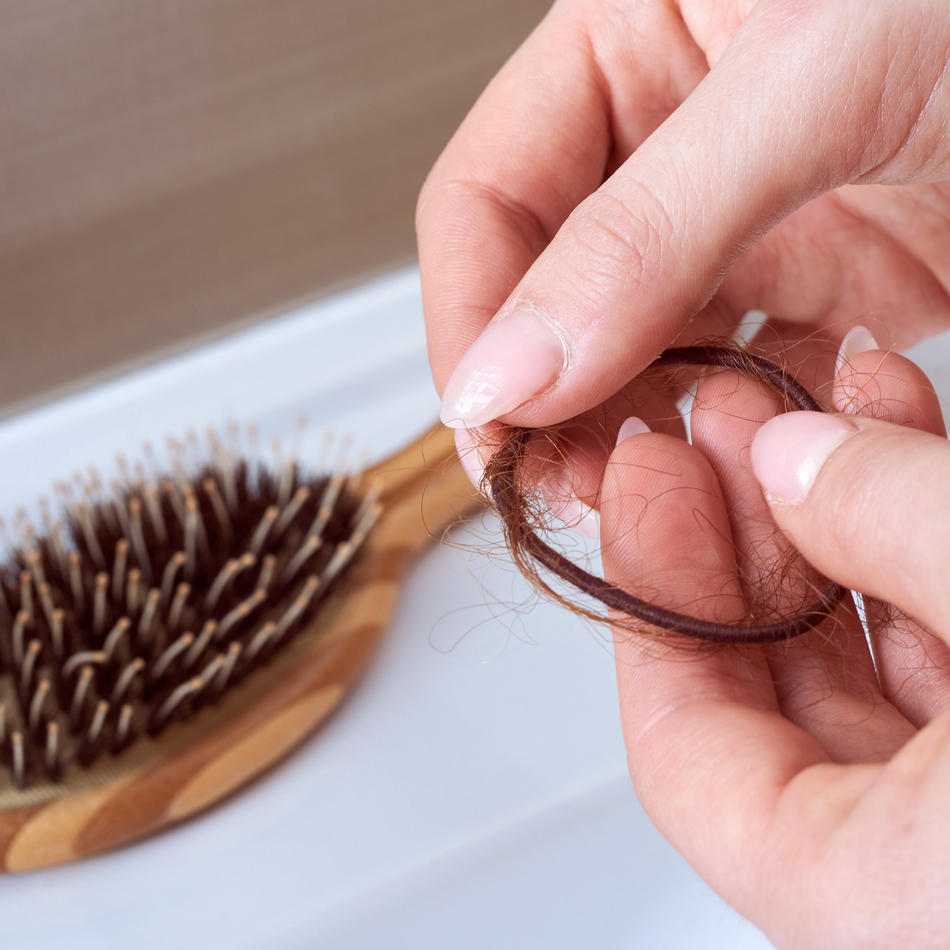 Důvody padání vlasů, řešení alopecie a tipy na péči o slabé vlasy.