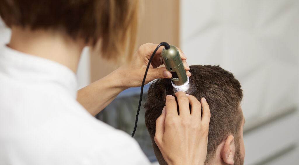 Ukázka průběhu trichologického vyšetření v Clinical Hair&Health - vyšetření mikrokamerou